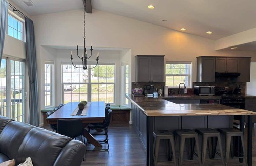 Mountainaire House | Sparrow Nest Hideaway 5BR Home with Hot Tub