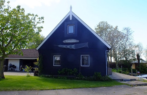 Idsegahuizum House | Special holiday home on the water with its own jetty and boat