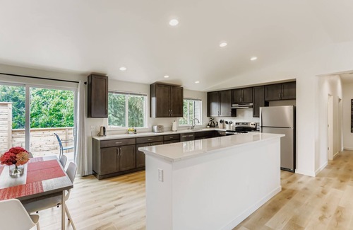 Haller Lake House | Specious 3-Bedroom house in Seattle- NearnLight Rail and UW, Free Parking