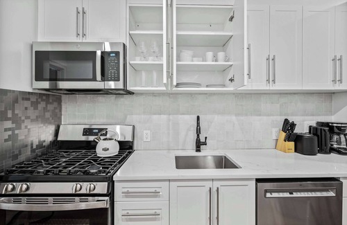 Rose Hill Apartment | Specious/with 2 full baths, walk anywhere