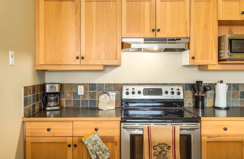 Canmore Apartment | ❤Spectacular 3BR Mountain Views w/Hot Tub & Gym❤