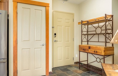 Canmore Apartment | ❤Spectacular 3BR Mountain Views w/Hot Tub & Gym❤