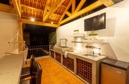 Antigua Guatemala House | Spectacular views, heated pool, sauna, home gym, Netflix, BBQ Grill, 6 bedrooms
