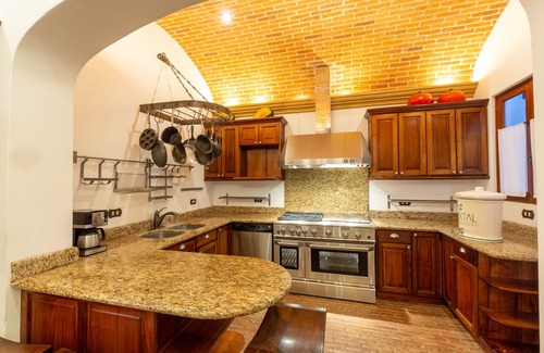 Antigua Guatemala House | Spectacular views, heated pool, sauna, home gym, Netflix, BBQ Grill, 6 bedrooms