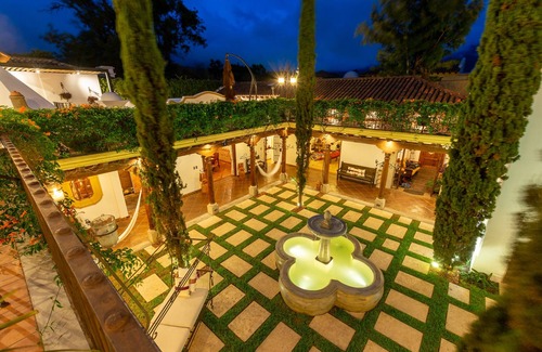 Antigua Guatemala House | Spectacular views, heated pool, sauna, home gym, Netflix, BBQ Grill, 6 bedrooms