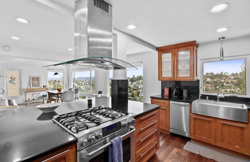 Los Feliz House | Spectacular Views & Tranquil Retreat in Los Feliz