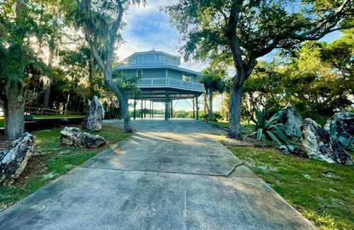Cedar Key House | Spectacular Waterfront Property at Cloud 9!
