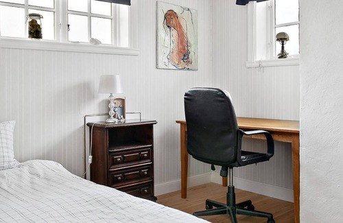 Grundsund House | Spend a great family vacation on the island of Skaftö in this spacious vacation accommodation.