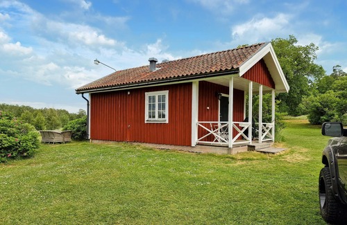 Soderkoping Municipality House | Spend a relaxing holiday in a holiday home right by a picturesque bay.