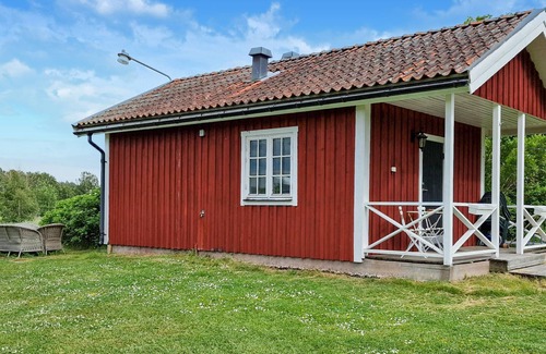 Soderkoping Municipality House | Spend a relaxing holiday in a holiday home right by a picturesque bay.