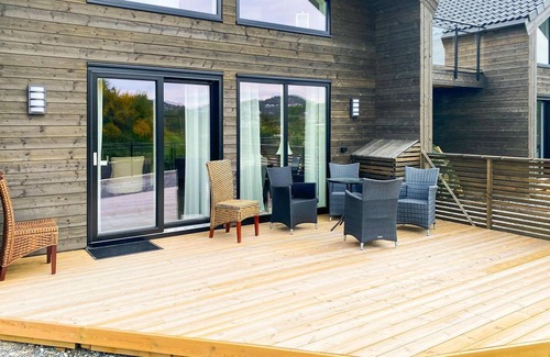 Loddefjord House | Spend an unforgettable vacation in this comfortable vacation home with sea view.