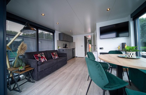 Middelaar Boat Rental | Spend the night at a unique location in Limburg