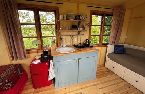 Oetzen Cabin | Spend the night in a beautiful circus wagon on the sheep pasture