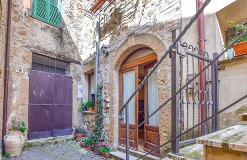Farnese House | Spend your vacation in this charming vacation home in Franese.