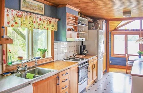 Landvetter House | Spend your vacation in this beautiful cottage with a fantastic view of Sans Lake.