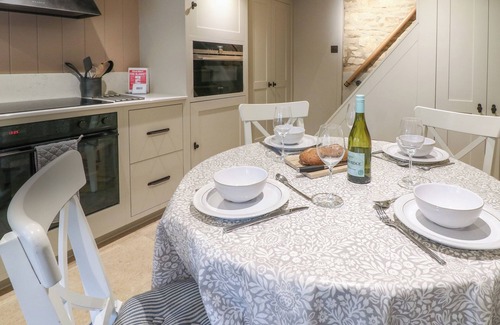 Stow-on-the-Wold Cottage | SPINNERS COTTAGE, pet friendly, with open fire in Stow-On-The-Wold