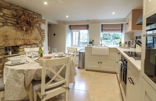 Stow-on-the-Wold Cottage | SPINNERS COTTAGE, pet friendly, with open fire in Stow-On-The-Wold