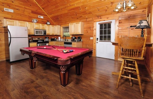 Gatlinburg - Pigeon Forge Cabin | Splash of Romance - Ask About Free Attraction Tickets!