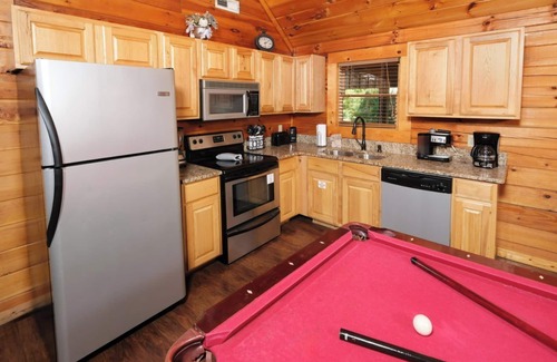 Gatlinburg - Pigeon Forge Cabin | Splash of Romance - Ask About Free Attraction Tickets!