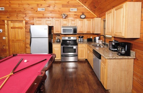 Gatlinburg - Pigeon Forge Cabin | Splash of Romance - Ask About Free Attraction Tickets!