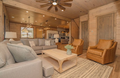 Gatlinburg - Pigeon Forge Cabin | SplashMtnLodge: POOL, Mtn Views, Theater, Games, Hot Tub, Wifi, LARGE GROUPS!