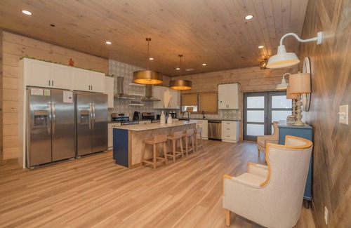 Gatlinburg - Pigeon Forge Cabin | SplashMtnLodge: POOL, Mtn Views, Theater, Games, Hot Tub, Wifi, LARGE GROUPS!
