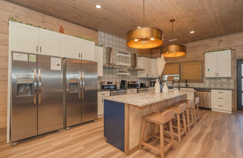 Gatlinburg - Pigeon Forge Cabin | SplashMtnLodge: POOL, Mtn Views, Theater, Games, Hot Tub, Wifi, LARGE GROUPS!