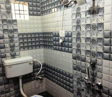 Gorakhpur Hotel | SPOT ON 81055 Bgn Guest House Rooms