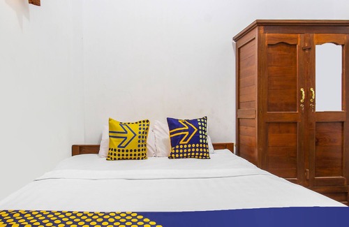 Demak Hotel | SPOT ON 91935 Hellena Guesthouse