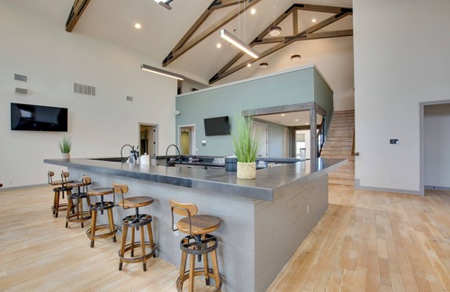 Elmo House | Sprawling Kaufman Home w/On-Site Lake & Fire Pit