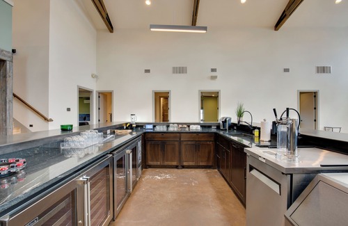Elmo House | Sprawling Kaufman Home w/On-Site Lake & Fire Pit