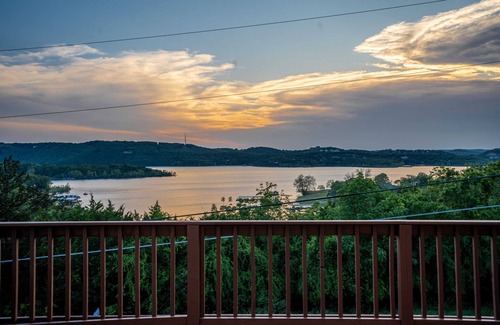 Branson West House | SPRING SPECIAL! Lake Views ,Barrel Sauna & Hot Tub