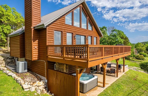 Branson West House | SPRING SPECIAL! Lake Views ,Barrel Sauna & Hot Tub