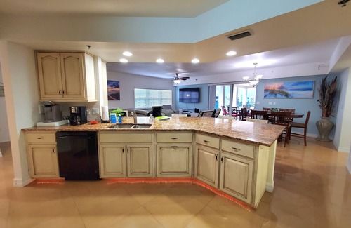New Smyrna Beach Condo | SPRING/SUMMER DEALS <:>< OCEAN VIEW PENTHOUSE-POOL-BEACH nAMENTIES GALORE nn