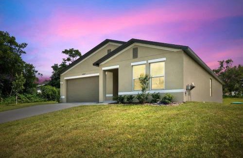 Spring Hill House | Springhill Retreat! 3 bed, 2 Bath!