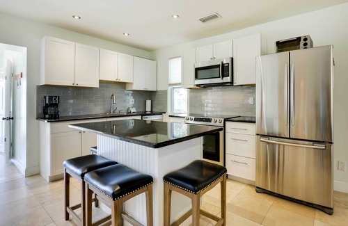 St. Augustine Beach Cottage | St Augustine Cottage w/Fire Pit - Walk to Pier!