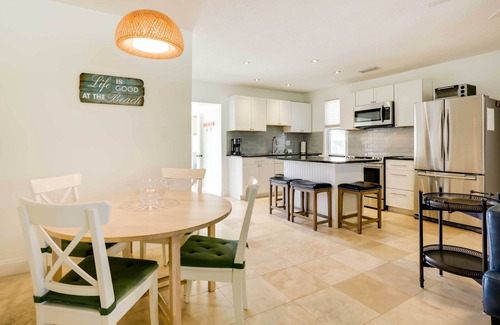 St. Augustine Beach Cottage | St Augustine Cottage w/Fire Pit - Walk to Pier!