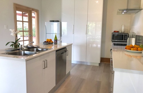 Launceston CBD House | St John CBD spectacular views Free WI FI Netflix.