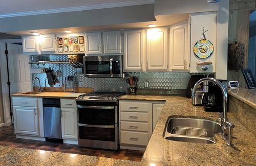 St. Michaels House | ST MICHAELS-Private Waterfront, Huge Deck& 19’Swim spa-pool, Kayaks, 2 MBRooms