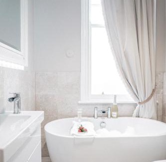 Gloucester House | St Michaels Town House - Elegant and Large Holiday Home in the Heart of Gloucester