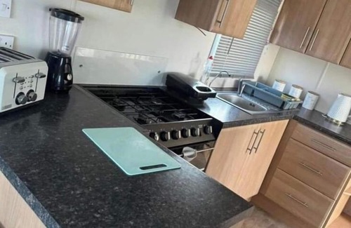 Clacton-on-Sea Cabin | St Osyth Beach 3-Bed Caravan, Sleeps 8, Parking