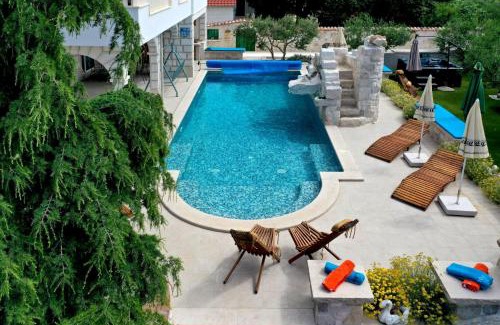 Plano Villa | STAGNUM BABA - Impressive Luxury Villa with heated pool, hot tub, playroom and upscale house design