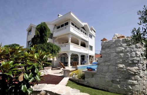 Plano Villa | STAGNUM BABA - Impressive Luxury Villa with heated pool, hot tub, playroom and upscale house design