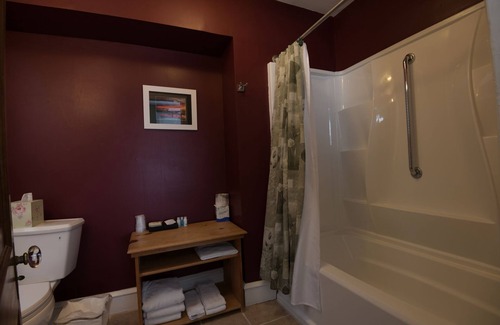 Ventnor City Bed & Breakfast | Standard King Room 300 feet from the boardwalk and beach with parking and full breakfast