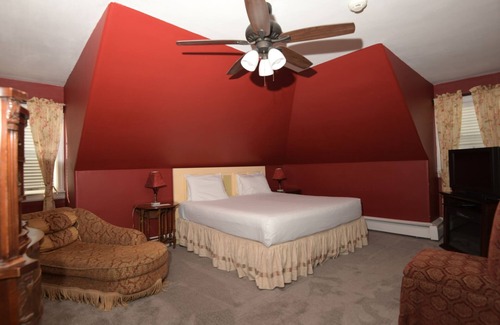 Ventnor City Bed & Breakfast | Standard King Room 300 feet from the boardwalk and beach with parking and full breakfast