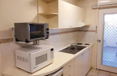 Capital Hill Apartment | Standard Studio Unit in Griffith with Free Wi-Fi + Parking