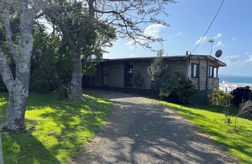 Stanmore Bay House | Stanmore Bay Log Cabin - Sea Views - Walk to Beach
