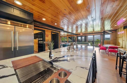 Gatlinburg - Pigeon Forge Cabin | Star-A-Lago Lodge: 11-Bedroom Smoky Mountain Cabin with Pool, Hot Tubs, Theater, and Game Room