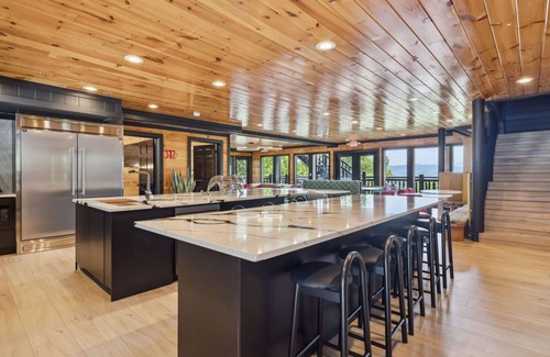 Gatlinburg - Pigeon Forge Cabin | Star-A-Lago Lodge: 11-Bedroom Smoky Mountain Cabin with Pool, Hot Tubs, Theater, and Game Room