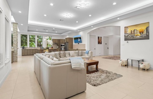 Galveston House | Stardust Retreat | Stylish Stay in Beach Town